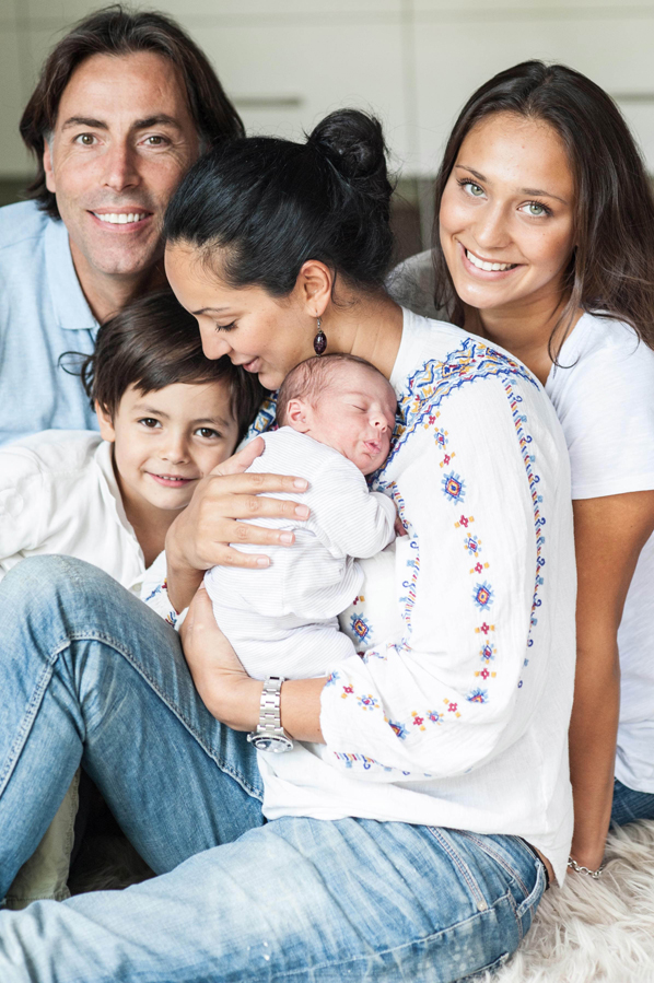die ganze Familie mit Neugeborenem zu Hause fotiografiert